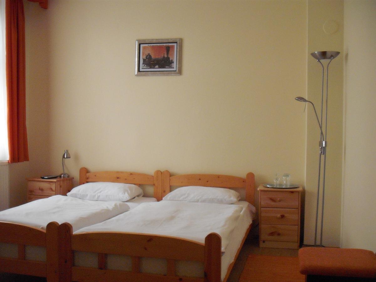 Lokomotiv Motel Eger Bagian luar foto