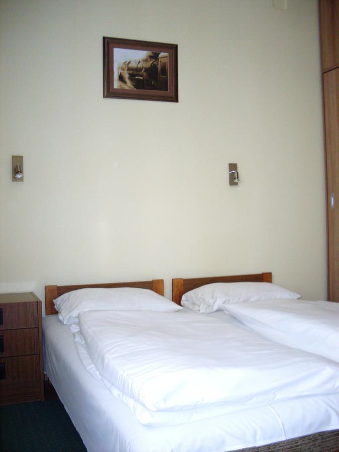 Lokomotiv Motel Eger Bagian luar foto