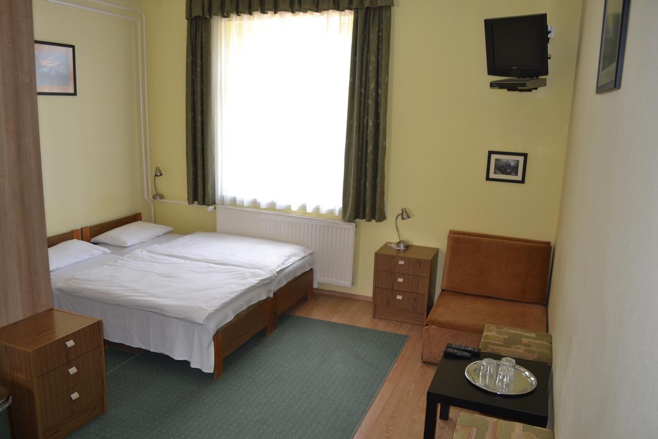 Lokomotiv Motel Eger Bagian luar foto
