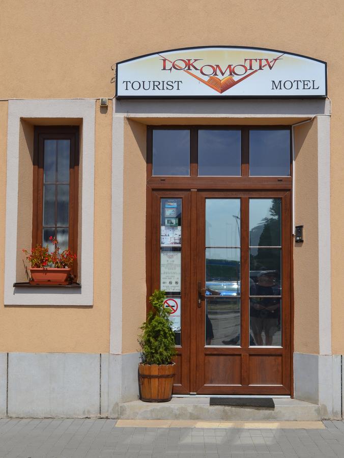 Lokomotiv Motel Eger Bagian luar foto