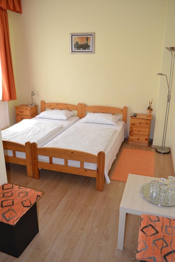 Lokomotiv Motel Eger Bagian luar foto